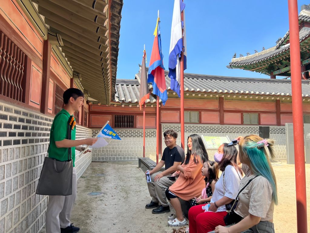 아신투어 가이드와 여행객